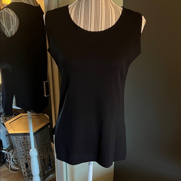 🛑 1 hour sale. Misook, small, Classic Black Sleeveless Top - Picture 2 of 8